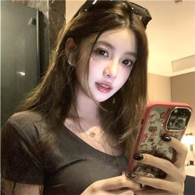 她来自胡志明市